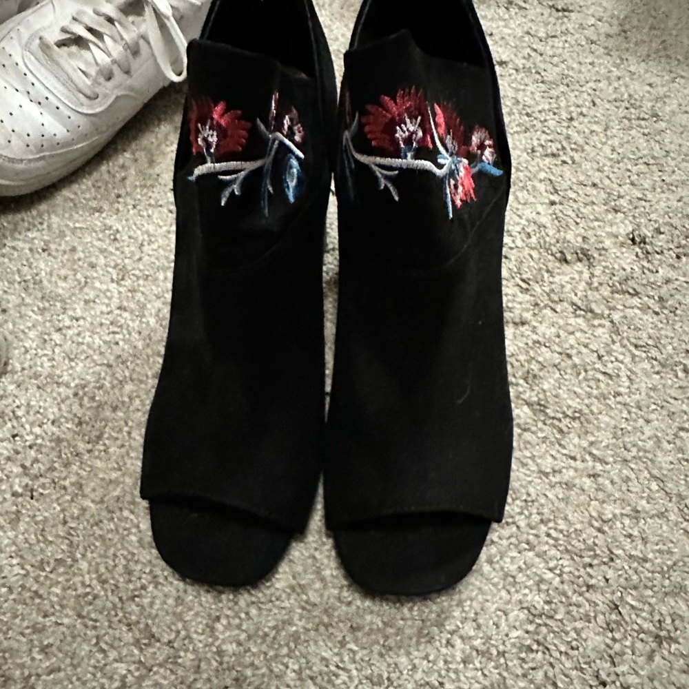 Embroidered Black Peep-Toe Women's Shoes